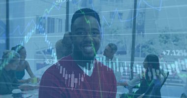 Gülümseyen takım lideri konferans masasında dizüstü bilgisayarlar ve kahve fincanlarıyla finansal tabloları sunuyor. İşbirliği, profesyonellik, takım çalışması, veri analizi, şehir ofisi, modern tasarım, iş stratejisi