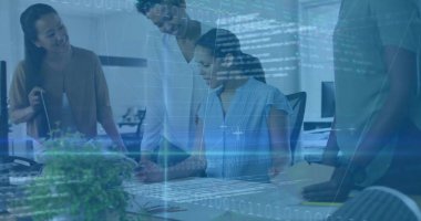 Ofis masasındaki dizüstü bilgisayarda kod ve grafik kaplamalı belgeleri analiz eden işbirliği yapan kadınlar. Takım çalışması, yenilik, modern, dijital, üretkenlik, iletişim, iş