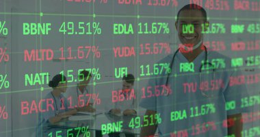 Toplantı odasında steteskoplu mavi önlüklü gülümseyen erkek kalp kaplamasını gösteriyor, kopyalama uzayı. Sağlık, işbirliği, profesyonellik, teşhis, analiz, takım çalışması, modern