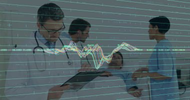 Hasta odasında üzerlerinde fotokopi alanı olan hasta panosuyla steteskop takan bir doktor. Sağlık, sağlık personeli, hasta bakımı, hastane ortamı, teşhis, klinik, tedavi