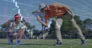 Polo tişörtlü çiftin elinde golf sopası var. Yeşil topu inceliyorlar. Finansal olarak örtüşüyor. Lüks, eğlence, spor giyim, açık hava, finans, analitik, profesyonel