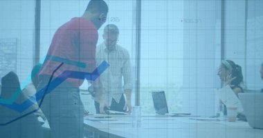 Ofisteki konferans masasına dizüstü bilgisayarlar ve belgelerle yaslanan iş birliği yapan profesyoneller. İş, takım çalışması, modern, iletişim, üretkenlik, çalışma alanı, teknoloji