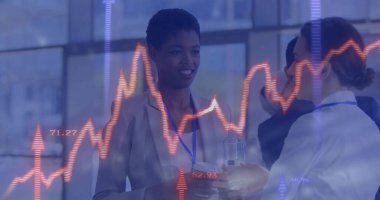 Gülümseyen kadın bej ceketli, mavi çizgili çizelgeleri incelerken, çizelge kaplamalı. Profesyonel, ticari, kurumsal, ağ, finans, modern, işbirlikçi