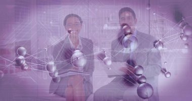 İki uzman, ofiste tabletlerle ve moleküler ağ devreleriyle teknoloji sunuyor. Teknoloji, yenilik, dijital, siber güvenlik, analiz, danışmanlık, fütürist