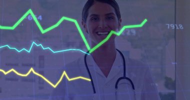 Beyaz önlüklü gülümseyen doktor muayene odasında steteskopla grafik ve ızgara örtüsü sunuyor. Sağlık, analitik, profesyonel, yenilik, teknoloji, danışma, güven