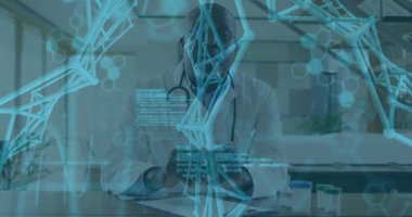 Tıp ofisinde beyaz önlük giyen, DNA sarmalı grafikli akıllı telefon ekranını dinleyen bir doktor. Tıbbi, araştırma, teknoloji, sağlık, yenilik, profesyonel, laboratuvar