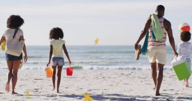 Aileyi sahilden okyanusa yürütmek, havlu, sandalet, kova, soğutucu ve top taşımak. Tatil, yaz, sahil, boş zaman, açık hava, rahatlama, yaşam tarzı