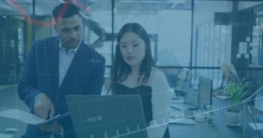 Açık ofiste bilgisayarı inceleyen iş arkadaşları, yazılı rapor ve monitörlerle birlikte. Takım çalışması, yenilik, çalışma alanı, teknoloji, üretkenlik, iletişim, modernizm