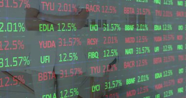 Beyaz bluzlu bir kadın modern ofisteki saydam borsaları izliyor. Kurum, finans, çalışma alanı, teknoloji, profesyonel, veri, analitik