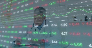 Steteskop takan bir doktor, ofis masasında stok verileri ile hasta notları hazırlıyor. Profesyonel, sağlık, analiz, veri, danışma, araştırma, belgeleme