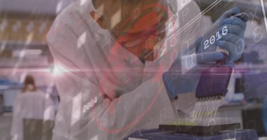 Önlüklü ve eldivenli bir bilim adamı kürsüde pipetle mikro plakaya sıvı aktarıyor. Laboratuvar, araştırma, kesinlik, yenilik, bilim, teknoloji, işbirliği