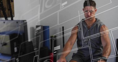 Yelek giyen bir adam, fitness stüdyosunda kürek çeken bir şort, köpük silindirli, fotokopi alanı. Dinamik, sağlık, güç, dijital, modern, eğitim, dayanıklılık