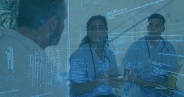 Önlüklü klinisyenler, klinik koridordaki verileri stetoskoplarla kaplıyorlar. Tıbbi ekip, klinik işbirliği, dijital sağlık, sağlık teknolojisi, profesyonel çalışma alanı, tıbbi araştırma, modern hastane