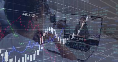 Bluz giyen, dizüstü bilgisayarda yazan ve elinde mali tableti olan çalışan bir kadın. Profesyonel, finans, veri, analitik, teknoloji, üretkenlik, modern