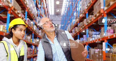 Depo personeli kasklar ve yeleklerle koridorda kutuları, panoları ve simgeleri tarıyor. Sanayi, lojistik, verimlilik, organizasyon, güvenlik, teknoloji, takım çalışması