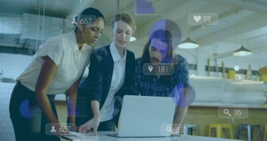 Birlikte çalışan profesyoneller, birlikte çalışan mutfaktaki dizüstü bilgisayardaki sosyal analiz simgelerini inceliyor. Takım çalışması, yenilik, modern, dijital, teknoloji, ağ oluşturma, başlangıç