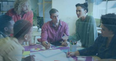 Çalışma alanındaki çalışma masasının etrafındaki çizimleri tablet ve kalemlerle inceleyen altı meslektaşımızı tartışıyorduk. İşbirliği, takım çalışması, beyin fırtınası, yenilik, çağdaş, grafik tasarım, üretkenlik