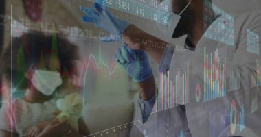 Laboratuvar önlüklü maskeli doktor ve eldivenli çocuk klinikte oyuncak ayı enjekte ediyor. Tıbbi, pediatrik, klinik, danışma, teknoloji, analiz, veri