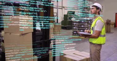 Depodaki bilgisayarda güvenlik yeleği taraması yapan işçiler kutular, kod kaplamaları, kopyalama alanı. Lojistik, envanter, sanayi, tedarik zinciri, depo, otomasyon, teknoloji