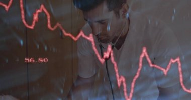 Klinikteki kırmızı dijital grafiği steteskop ve dolaplarla inceleyen ileri doktor. Tıbbi, sağlık, analiz, teşhis, klinik, profesyonel, veri