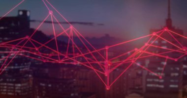 Neon ağ grafiği alacakaranlıkta parlayan düğümleri kırmızı çizgilerle kentsel ufuk çizgisine bağlıyor. Futuristik, bağlantı, dijital, teknoloji, metropol, yenilik, veri görselleştirme