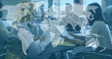 Dört meslektaş modern toplantı odasında dizüstü bilgisayarlarla ve dünya haritasıyla raporları tartışıyor. İşbirliği, yenilik, strateji, takım çalışması, profesyonel, kurumsal, teknoloji