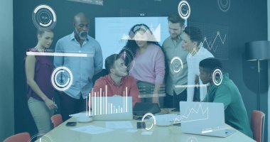 İş kıyafetleri içinde yedi kişilik ekip toplantı odasında dizüstü bilgisayarlar ve kahveyle raporları inceliyor. İşbirliği, takım çalışması, yenilik, analitik, kurumsal, veri görselleştirme, strateji