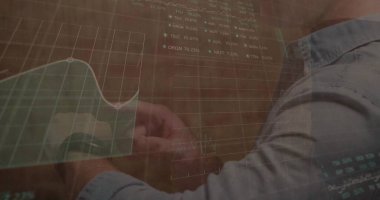 Çalışma masasına yaslanmış, holografik çizgilerle açık mavi gömlekli bir adam. Teknoloji, veri görselleştirme, analitik, modern, profesyonel, yenilik, çalışma alanı