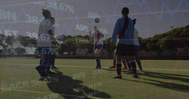 Sahada futbol topu başı çeken bayan futbolcu, formalar, kramponlar, bacaklar. Atletizm, takım çalışması, açık hava, spor, enerji, kararlılık, eğitim