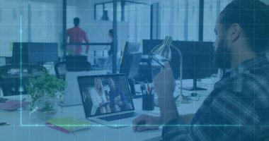 Laptop 'taki konferansa katılan sakallı adam açık planlı ofiste, kopyalama alanında. İşbirliği, takım çalışması, profesyonel, modern, iletişim, işyeri, teknoloji