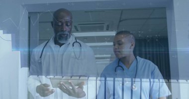 Yürüyen laboratuvar önlüğü doktoru ve hastane koridorunda stetoskoplarla tableti inceleyen hemşire. Tıp uzmanları, takım çalışması, işbirliği, klinik çevre, sağlık hizmetleri, modern teknoloji, profesyonel kıyafetler