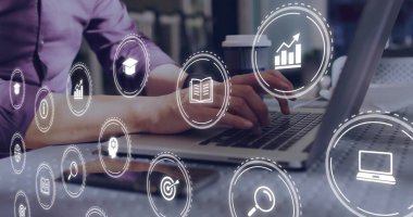 Mor gömlekli olgun Asyalı bir adam üzerinde çalışmak ofisteki laptopta veri simgeleriyle veri analizi yapmak. Teknoloji, iş, analitik, yenilik, çalışma alanı, profesyonel, dijital