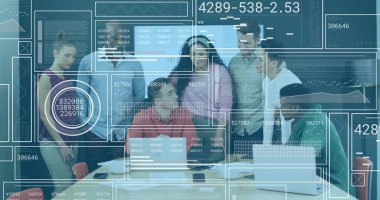 İşbirlikçi ekip üyeleri ofis toplantı odasında dizüstü bilgisayarlarla verileri gözden geçiriyorlar. İş, takım çalışması, yenilik, teknoloji, planlama, strateji, profesyonel