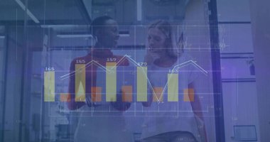 Yürüyen iş arkadaşları cam koridorda verileri tartışırken grafikli akıllı telefonlar taşıyorlar. İşbirliği, yenilik, teknoloji, analitik, çalışma alanı, iletişim, modern