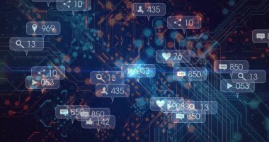 Yüzen sosyal medya bildirim baloncukları parlayan merkezi veri düğümlü karanlık devre kartının üzerinde. Teknoloji, veri görselleştirme, dijital iletişim, ağ oluşturma, fütürist, soyut, siber