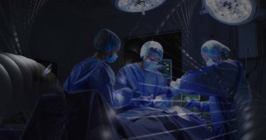 Ameliyat ekibi ameliyathanede ameliyat masasında ameliyat yapıyor. Ameliyat ışıkları ve monitörle. Tıbbi, sağlık, kesinlik, profesyonellik, takım çalışması, klinik, kısır