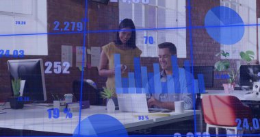 İş kıyafetleri içinde veri uzmanları laptoplarını ve ofisindeki monitörleri kullanarak verileri gözden geçiriyorlar. İşbirliği, dijital, yenilik, modern, çalışma alanı, analitik, üretkenlik