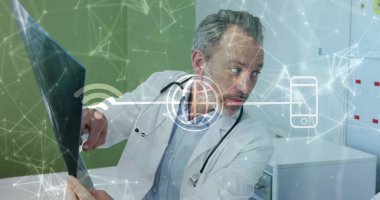 Klinikte steteskop takan, dijital ağ simgeleriyle radyografiyi gösteren bir doktor. Tıbbi, sağlık, tanı, teletıp, teknolojik, profesyonel, dijital