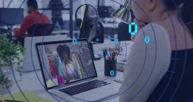 Beyazlar içinde çalışan bir işçiyi ortak masada, kopyalama alanında dizüstü bilgisayarla stil danışmanına danışmanlık yaparken izlemek. İşbirliği, teknoloji, iletişim, profesyonel, takım çalışması, yenilik, dijital