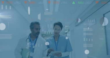 Hastane koridorunda tablet ve steteskop kullanan yürüyen hemşire ve doktor, dijital çizelgeler. Sağlık, profesyonellik, tıbbi, dijital, teknoloji, takım çalışması, hastane