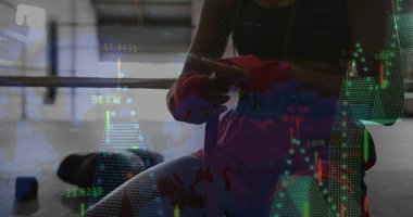 Spor salonunda halter askısı ve dijital kaplamayla kırmızı eli sıvazlayan kadın sporcu. Zindelik, güç, esneklik, kararlılık, teknoloji, modern, performans