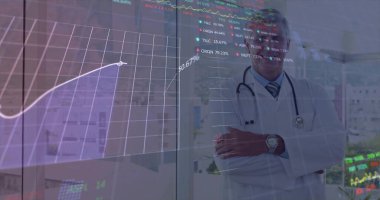 Doktor, klinikteki cam bölümlerinin pazar verilerini inceliyor. Beyaz önlüklü, kopyalama alanlı. Medikal, finans, kurumsal, profesyonel, modern, analiz, danışma