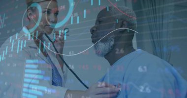 Klinikteki hastaya steteskop kullanarak laboratuvar önlüklü doktoru muayene ediyor. Tıbbi, sağlık, profesyonel, klinik, analiz, tanı, biyoteknoloji