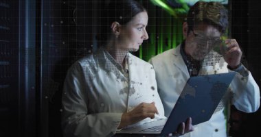 Laboratuvar önlüğü ikilisi sunucu odasında dizüstü bilgisayarı inceliyor, LED rafları ve dünya haritası ile örtüşüyor. Teknoloji, veri, siber güvenlik, yenilik, işbirliği, bilim, dijital