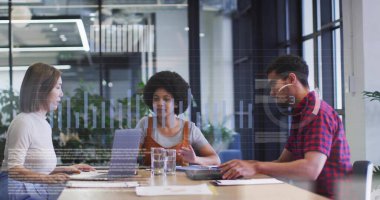 Modern ofisteki ahşap masada dizüstü bilgisayarlar ve çizelgelerle veri analizi yapıyor. İşbirliği, takım çalışması, analitik, dijital, üretkenlik, modernlik, profesyonel