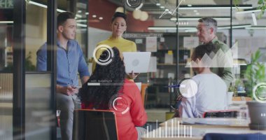 Takım iş kıyafetleri modern ofisteki verileri analiz ediyor, bilgisayar ve akıllı telefonla. İşbirliği, takım çalışması, yenilik, analitik, kurumsal, profesyonel, dijital