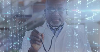 Laboratuvar önlüğü giyen, gözlüklü, mavi çizgili steteskop taşıyan bir doktor. Tıbbi, sağlık, dijital, teknoloji, profesyonellik, yenilik, danışmanlık