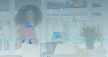 Gülümseyen kadın, tahta masanın yanında dizüstü bilgisayar ve bitki ile dijital verileri analiz ediyor. İş, teknoloji, modern, yenilikçi, profesyonel, üretkenlik, çalışma alanı