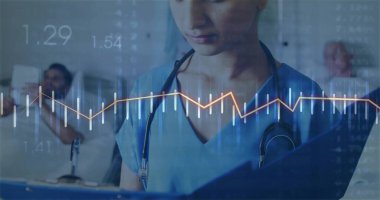 Hintli hemşire hastane koğuşunda steteskop ile tıbbi verileri üst üste koyarak panoyu inceliyor. Sağlık, profesyonellik, teşhis, tıbbi teknoloji, hasta bakımı, klinik, hastane