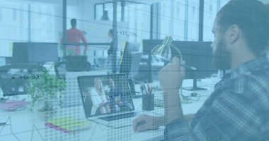 Oturan sakallı adam, ofis masasındaki meslektaşlarıyla bilgisayar toplantısına katılıyor. Lamba ve fotokopi odası yanında. Profesyonel, takım çalışması, işbirliği, modern, kurumsal, üretkenlik, çalışma alanı